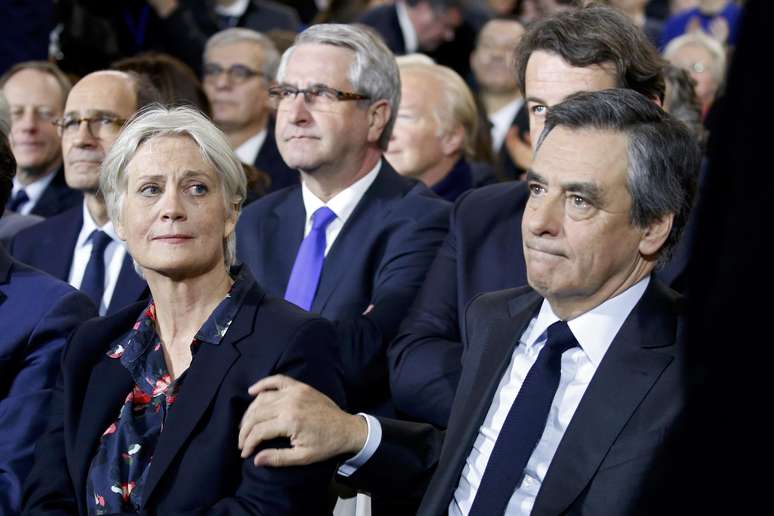 Penelope Fillon é acusada de receber milhares de euros sem trabalhar. O marido, François Fillon, é candidato à presidência da França pelo partido Os Republicanos