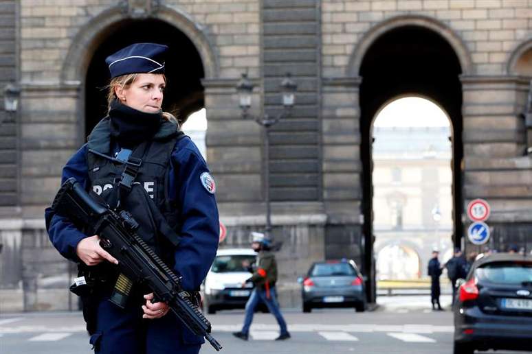 Policial faz patrulha nas proximidades do Museu do Louvre, em Paris.
