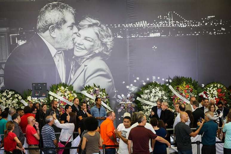 Vel&oacute;rio da ex-primeira dama Marisa Let&iacute;cia foi aberto ao p&uacute;blico por volta das 10h20