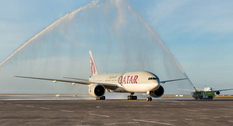 Avião da Qatar chega ao aeroporto de Auckland