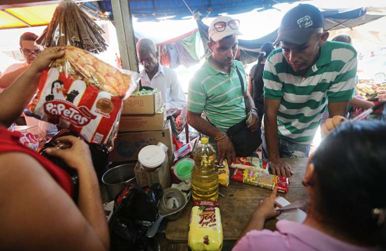 Venezuelanos têm dificuldades para adquirir desde itens de higiene até alimentos.