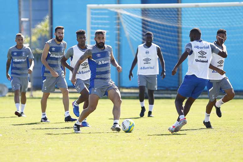 Avaliação preliminar não apontou nenhuma lesão grave no joelho de Douglas, que passará por exames ainda nesta quarta-feira