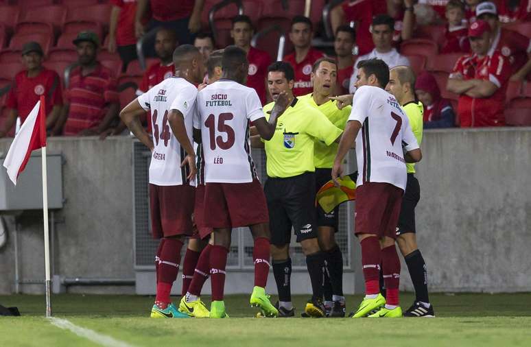 Fluminense deixou o gramado reclamando de um gol anulado pela arbitragem