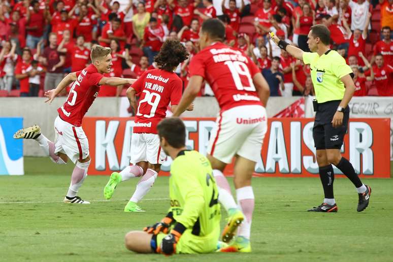 Gol do garoto Charles deixa o Inter próximo da classificação