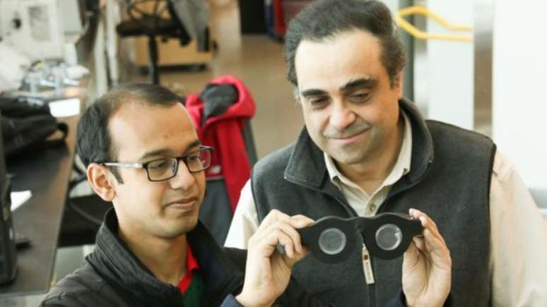 Carlos Mastrangelo (dir.) con o estudante de doutorado Nazmul Hasan segurando os &#034;óculos inteligentes&#034; 