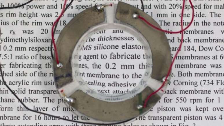 &Oacute;culos n&atilde;o t&ecirc;m vidros e possuem um sensor autom&aacute;tico 