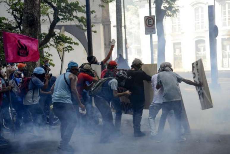 Manifestantes entram em confronto com policiais militares que fazem a segurança da Alerj, durante discussão sobre a privatização da Cedae