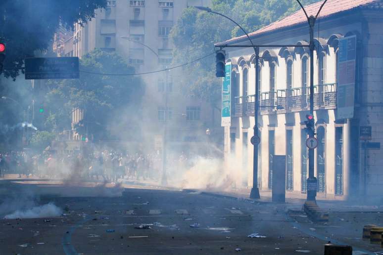 Os manifestantes atiram rojões e pedras contra a tropa, que reage com bombas de gás lacrimogêneo, tiros de balas de borracha e spray de pimenta.