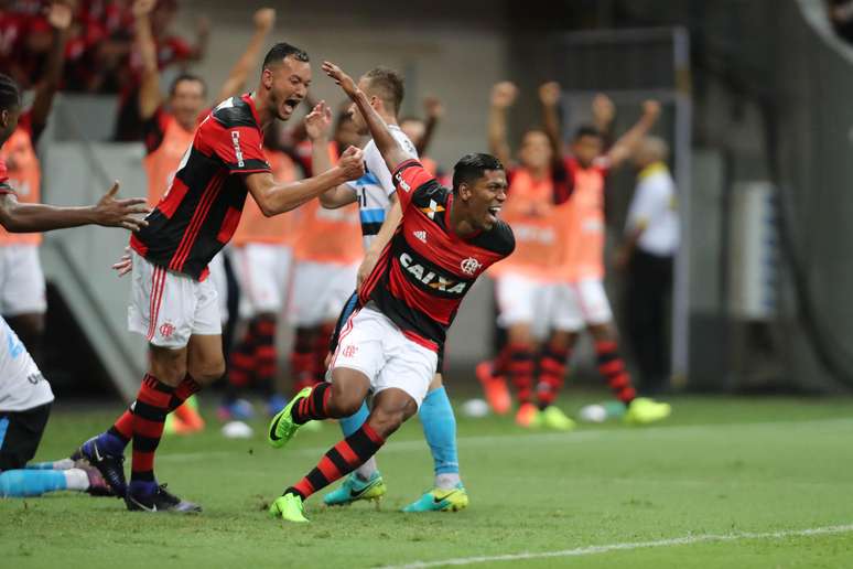 Colombiano estreia com camisa do Flamengo com vitória e gol