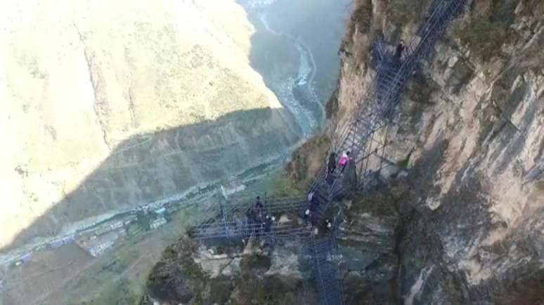 Escadas de a&ccedil;o foram instaladas por autoridades da Prov&iacute;ncia de Sichuan depois que imagens de crian&ccedil;as percorrendo o caminho viralizaram na internet
