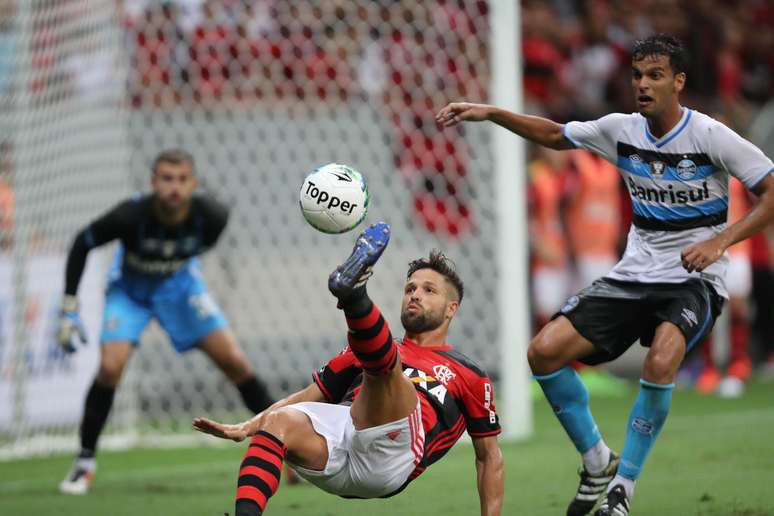 Diego tenta bicicleta em duelo contra o Grêmio