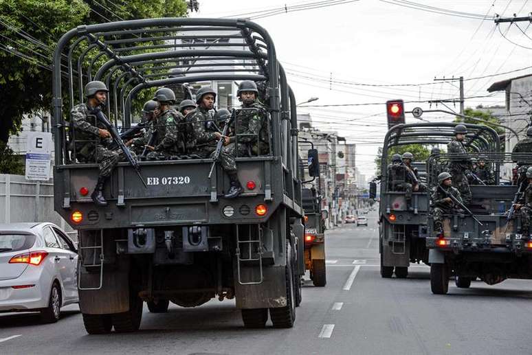 Homens do Exército realizam o patrulhamento pelas ruas da Grande Vitória, no Espírito Santo