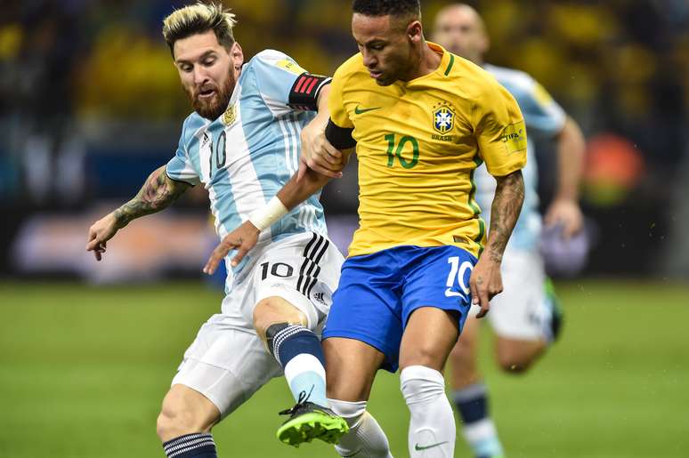 Messi e Neymar durante o Brasil 3 x 0 Argentina pelas Eliminatórias, em 2016, no Mineirão