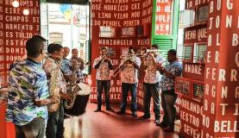 Orquestra se apresenta no Paço do Frevo, no Recife
