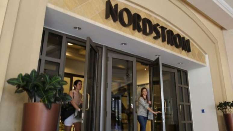A loja de departamentos Nordstrom afirma que sua decisão veio após a queda das vendas dos produtos da marca Ivanka Trump 