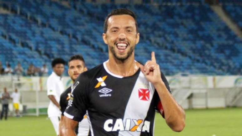 Nenê completa 200 jogos pelo Vasco e ganha camisa; veja foto