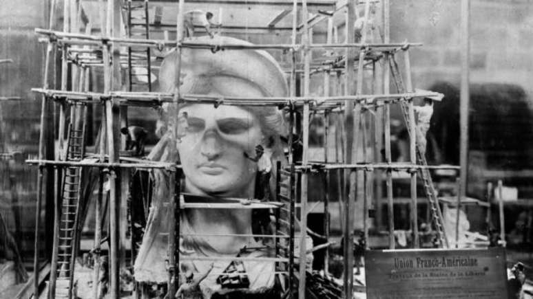 A est&aacute;tua tem mais de 46 metros de altura, sem contar o pedestal