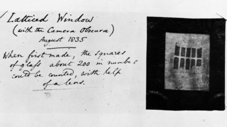 Janela de treliça (com a câmera escura). Agosto de 1835. Quando foi feita, os quadrados de vidro, uns 200 em número, podiam ser contados com a ajuda de uma lente.
