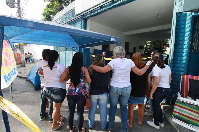 Familiares de policiais militares realizam um protesto pacífico em frente ao 16º BPM de Olaria, no Rio de Janeiro (RJ), na manhã desta sexta-feira (10). 