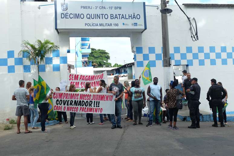 Familiares de policiais militares realizam um protesto pacífico em frente ao 15º BPM, nem Duque de Caxias (RJ), na manhã desta sexta-feira (10). 