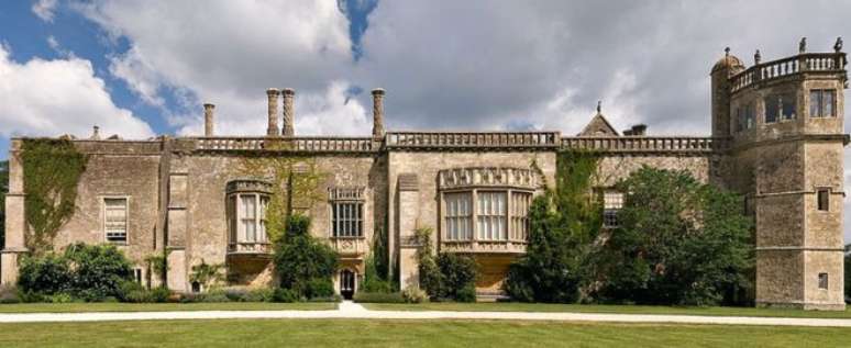 Imagem atual da Abadia de Lacock, em Wiltshire, Inglaterra. Construção foi cenário de filmes como Harry Potter e a pedra filosofal, Orgulho e preconceito, Emma, Moll Flanders e A Outra