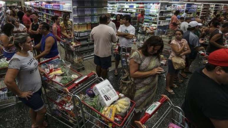 Moradores fazem estoque de alimentos com medo de possível desabastecimento de mercados 