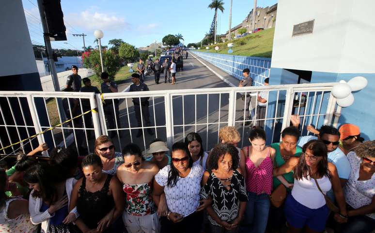 Parentes de policiais militares bloqueiam a entrada de batalhão no Espírito Santo