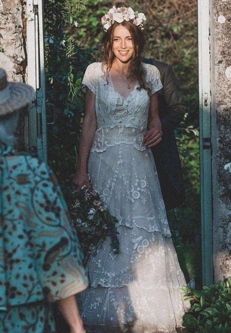 Tess Newall no casamento, com o vestido costurado pela tatarav&oacute; 