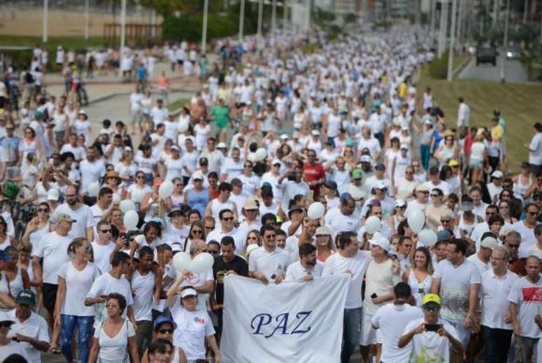 Milhares de pessoas fazem Caminhada pela Paz na orla da Praia de Camburi, em Vitória ()