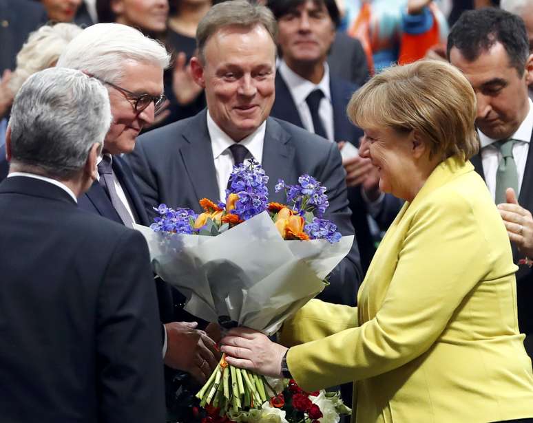 Frank-Walter Steinmeier recebe os cumprimentos da chanceler alemã Angela Merkel