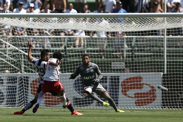 Vitor Bueno (C), jogador do Santos FC, comemora seu gol com os companheiros de equipe Lucas Lima (E) e Rodrigão (o segundo da direita para a esquerda) e o colombiano Copete durante partida contra o Red Bull Brasil, válida pela segunda rodada da primeira fase do Campeonato Paulista 2017.