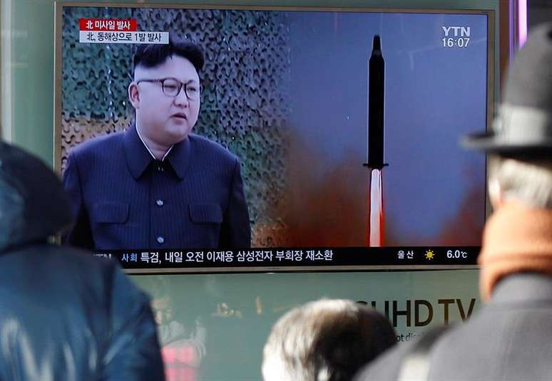 Norte-coreanos acompanham noticiário na TV sobre o teste de um míssil pelo seu governo.