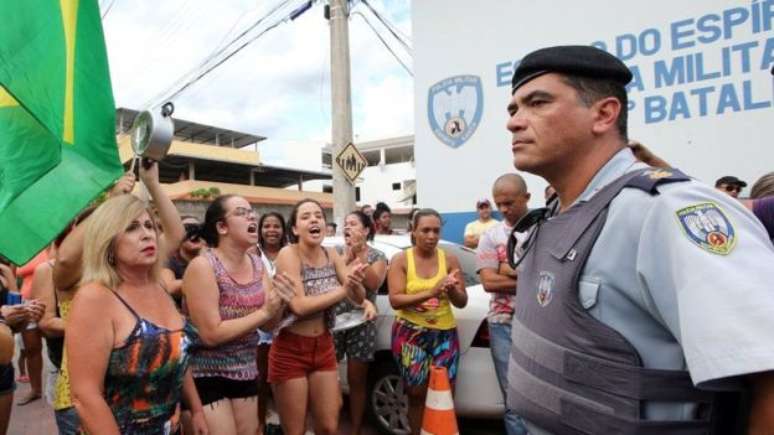 Com escalada de violência e demora nas negociações, população se volta contra movimento de policiais militares e suas famílias 