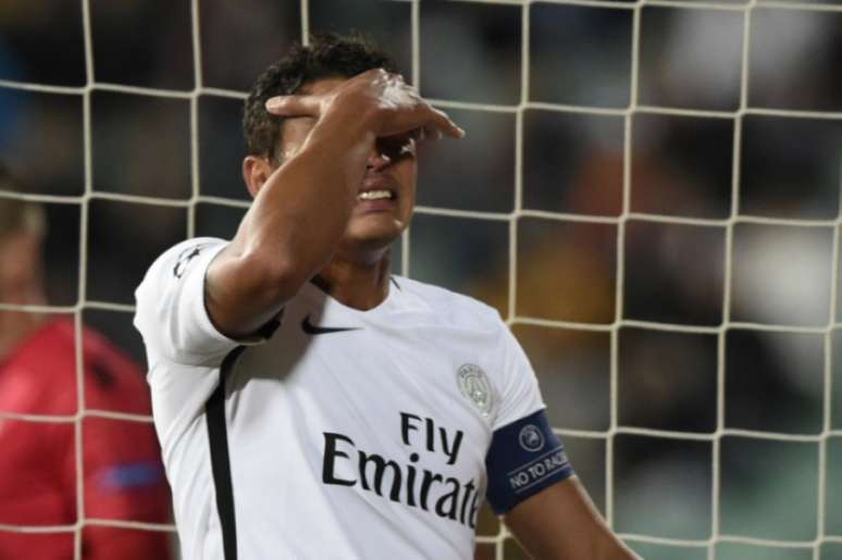 Thiago Silva está fora do duelo contra o Barcelona nesta terça (Foto: DIMITAR DILKOFF / AFP)