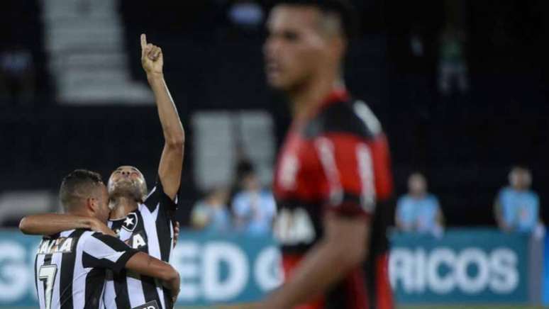 Roger balançou as redes pela primeira vez com o Botafogo no clássico de domingo (Foto: Fernando Soutello/AGIF)