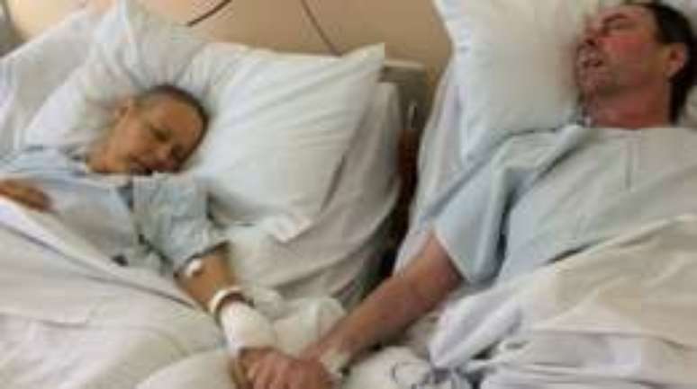Última imagem de casal com câncer foi feita pelos filhos em hospital da Inglaterra