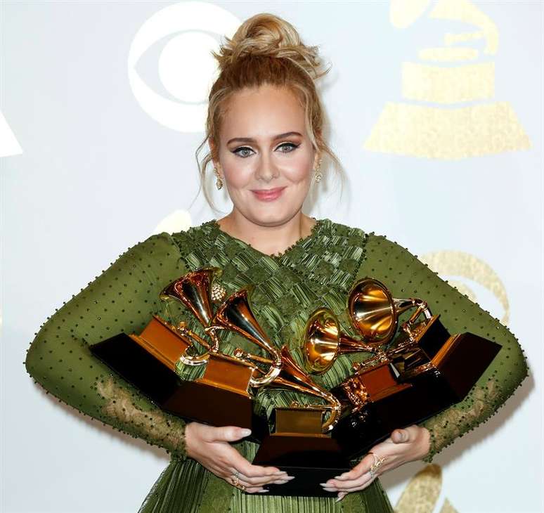 Adele exibe os seus cinco prêmios no 59º Grammy.