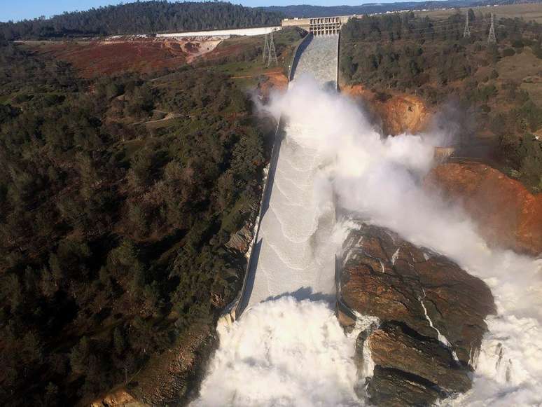 Água flui da barragem de Lago Oroville, na Califórnia 