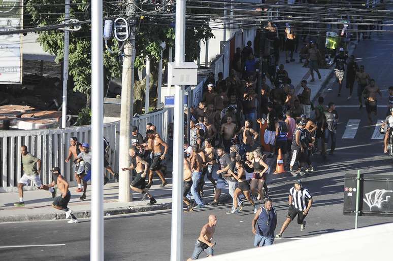 Briga entre torcedores do Botafogo e Flamengo marcou o clássico do domingo passado pelo Campeonato Carioca, no Engenhão