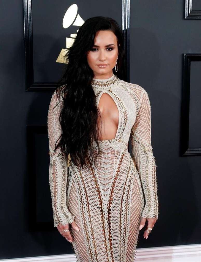 Demi Lovato exibiu um generoso decote em sua chegada ao Grammy.