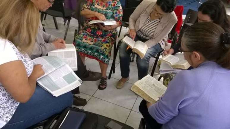 Participantes de evento organizado por Lima fazem leitura do Novo Testamento junto a cartilha de combate &agrave; viol&ecirc;ncia de g&ecirc;nero