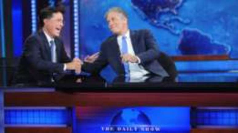 Entre 1999 e 2015, Jon Stewart (dir.) comandou 'The Daily Show', onde vários comediantes fizeram escola, como Stephen Colbert (esq.), John Oliver, Samantha Bee e o atual apresentador do programa, Trevor Noah