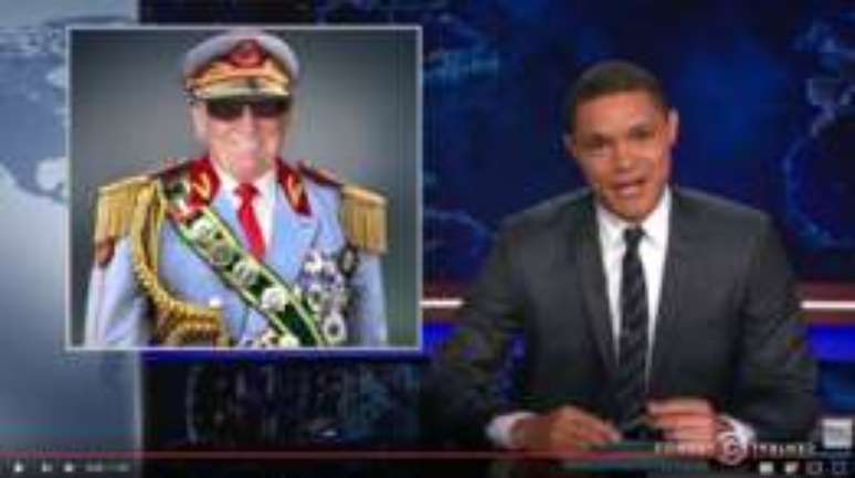 O comediante sul-africano Trevor Noah no quadro do programa 'The Daily Show' em que comparava o então candidato à presidência dos EUA com vários presidentes africanos