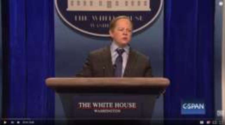 A atriz e comediante Melissa McCarthy faz suceso ao interpretar o secretário de imprensa da Casa Branca, Sean Spicer, no 'Saturday Night Live'