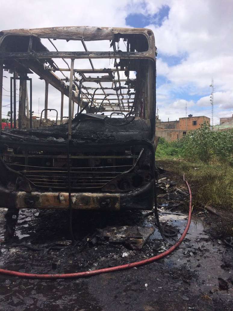 Ônibus queimado em Vespasiano, na Grande BH