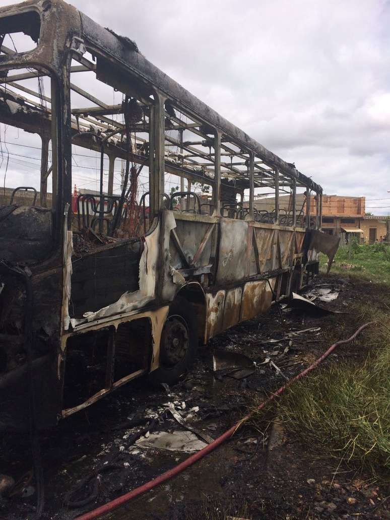 Ônibus queimado em Vespasiano, na Grande BH