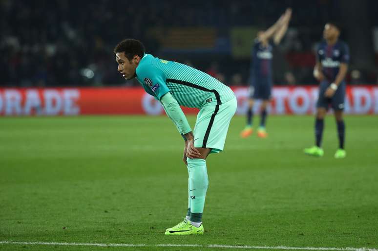 Neymar foi mais um que "não viu a bola" do lado do Barcelona