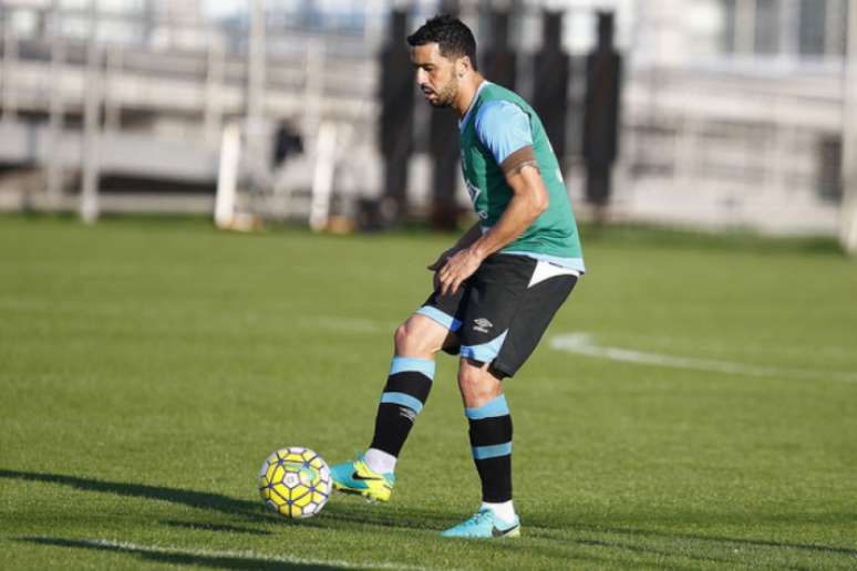 Edílson em ação durante treino do Grêmio (Foto: Lucas Uebel/Grêmio)