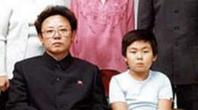 Kim Jong-nam posa com o pai, Kim Jong-il