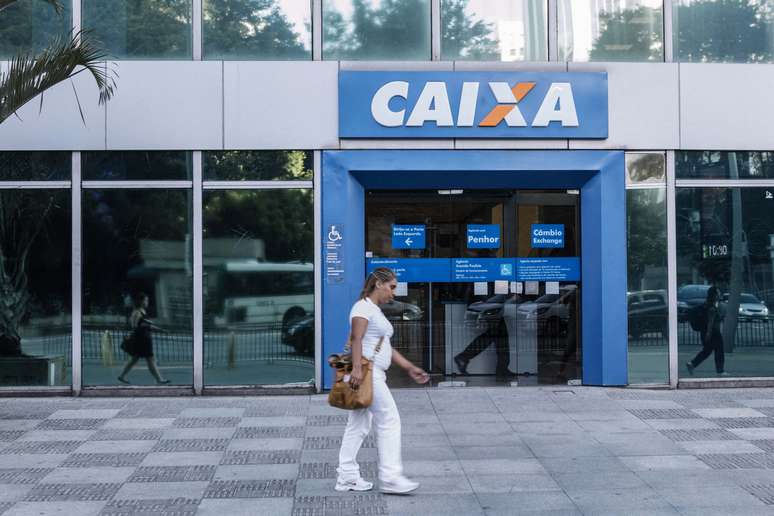 Agências da Caixa passaram a abrir duas horas antes para tirar dúvidas sobre saque do FGTS.